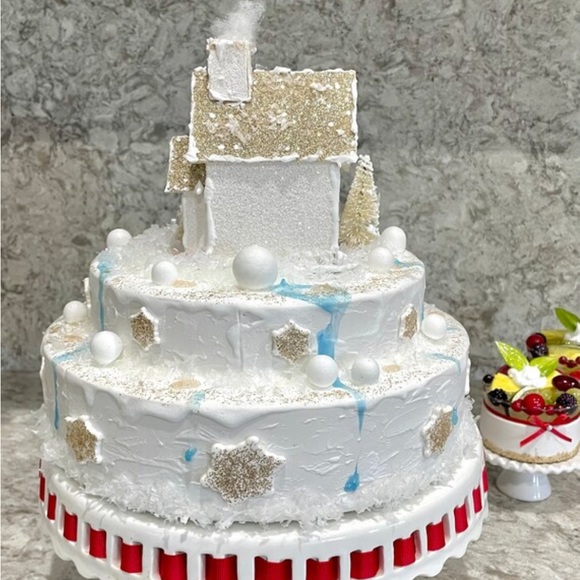 Handcrafted Christmas Chalet Light up Display Cake. Cake stand not included. - Picture 8 of 8